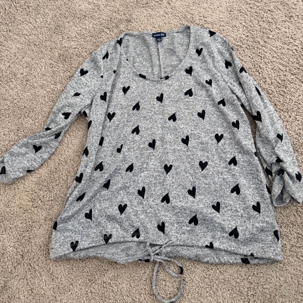 Chic Gray Heart Print Sweatshirt - Picture 3 of 4